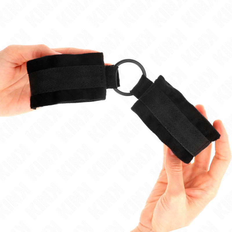 KINK - BEGINNER FUR CUFFS 25 CM WITH O-RING 4 CM BLACK ADJUSTABLE 15-25 CM