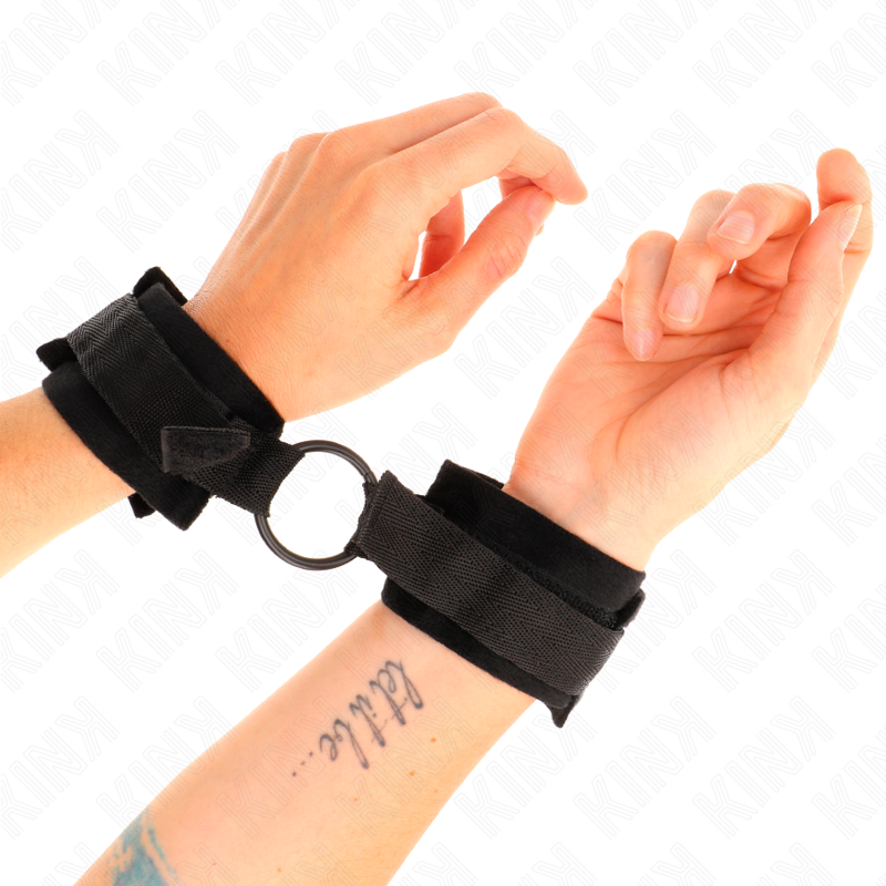 KINK - BEGINNER FUR CUFFS 25 CM WITH O-RING 4 CM BLACK ADJUSTABLE 15-25 CM